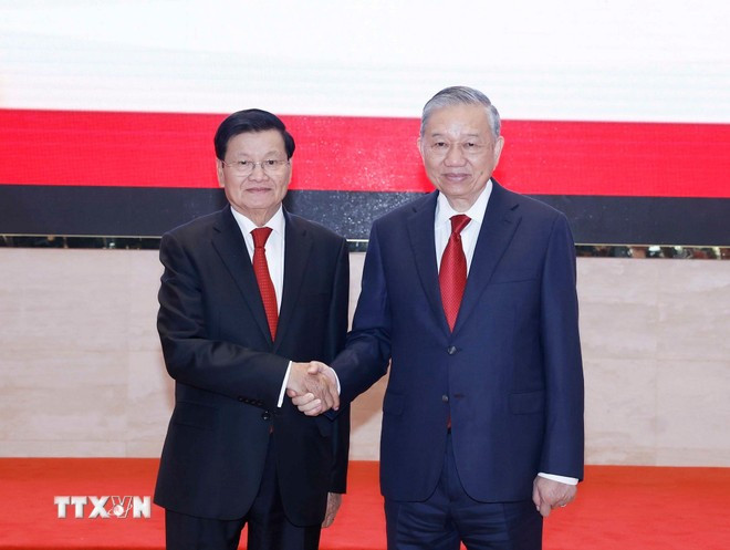 Tổng Bí thư Tô Lâm và Tổng Bí thư, Chủ tịch nước Lào Thongloun Sisoulith chủ trì Hội nghị thông báo kết quả Đại hội đại biểu toàn quốc lần thứ XIV Đảng của Cộng sản Việt Nam. (Ảnh: Thống Nhất/TTXVN)