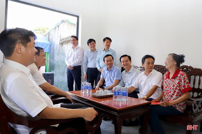 Đoàn công tác của tỉnh trò chuyện với gia đình bà Bùi Thị Tân (SN 1955, thôn Thanh Hòa, xã Phù Lưu, huyện Thạch Hà cũ) dịp dự lễ khánh thành nhà ở cho hộ nghèo (tháng 5/2025). 9999.jpg
