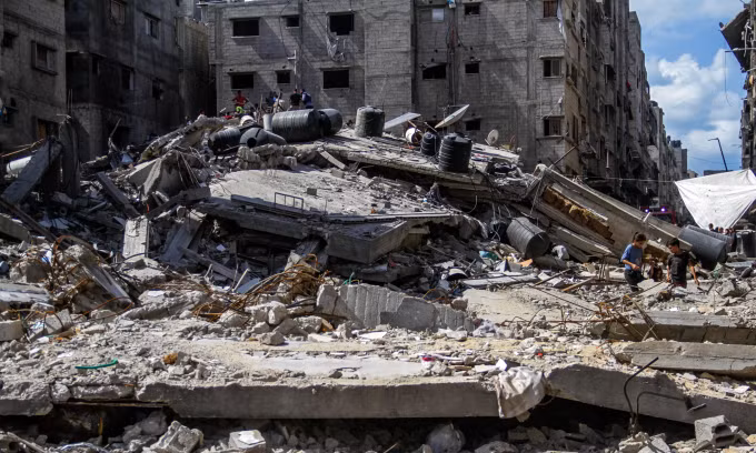 Cảnh đổ nát tại khu Sheikh Radwan ở Gaza City sau trận không kích của Israel ngày 23/9. Ảnh: AFP