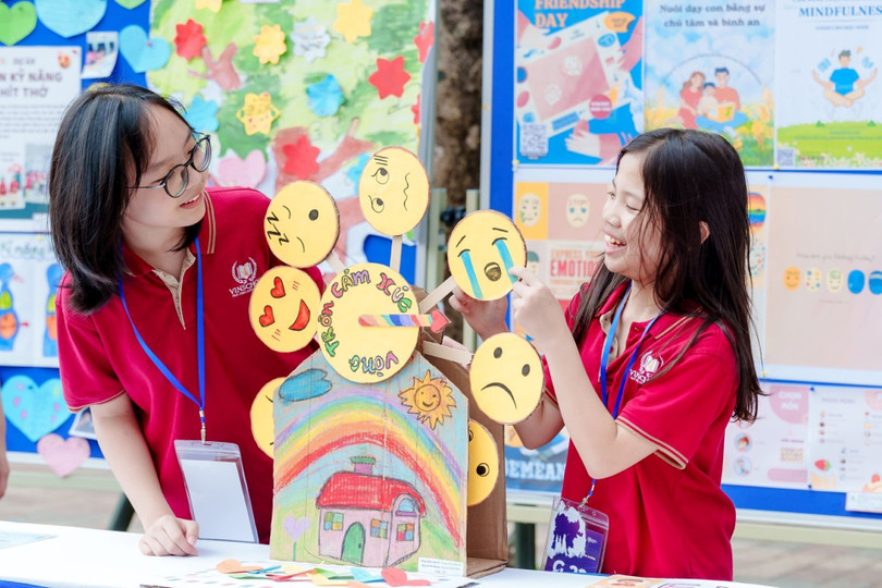Học sinh Vinschool sáng tạo "Vòng tròn cảm xúc" từ vật liệu tái chế, giúp cộng đồng nhận diện, chia sẻ cảm xúc một cách tích cực và cởi mở. anh-2.jpg