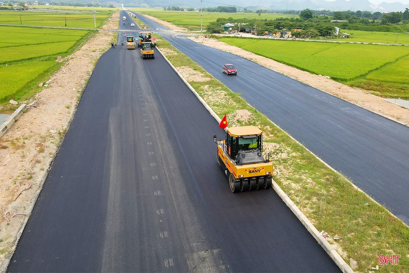 Tại phần mặt bằng dự án đường Hàm Nghi kéo dài được bàn giao, nhà thầu đã triển khai thảm bê tông nhựa mặt đường. Khi hoàn thành, tuyến đường là trục giao thông kết nối TP Hà Tĩnh với cao tốc Bắc - Nam. duong-ham-nghi-keo-dai-9.jpg