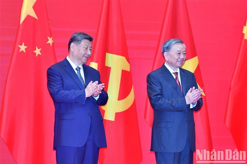 Tổng Bí thư Tô Lâm và Tổng Bí thư, Chủ tịch Trung Quốc Tập Cận Bình tại Gặp gỡ hữu nghị nhân dân Việt Nam-Trung Quốc. (Ảnh: ĐĂNG KHOA)