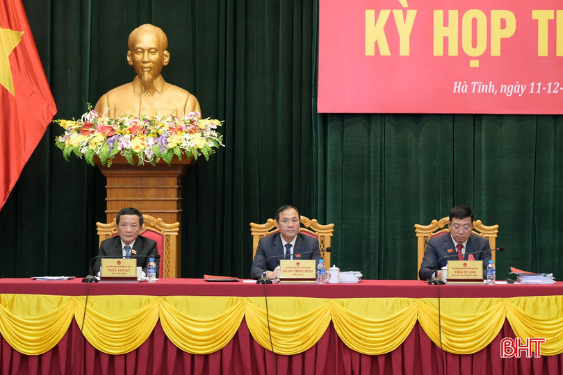 Bí thư Tỉnh ủy - Chủ tịch HĐND tỉnh Hoàng Trung Dũng và các Phó Chủ tịch HĐND tỉnh: Trần Tú Anh, Trần Văn Kỳ chủ tọa Kỳ họp thứ 23 của HĐND tỉnh khóa XVIII. bqbht_br_az9a-3419.jpg