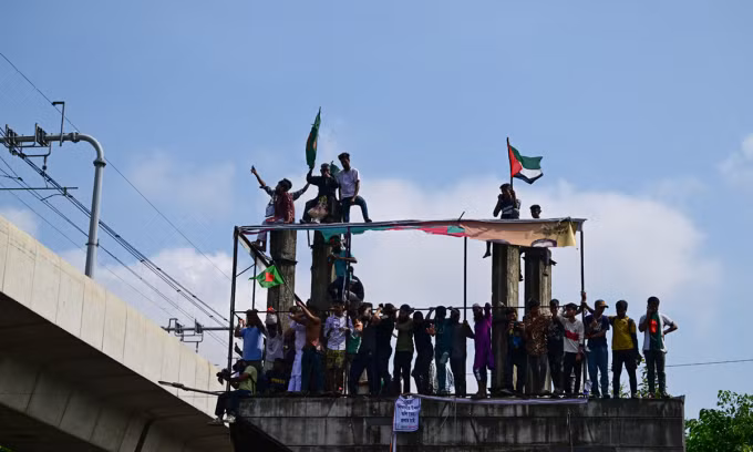 Người biểu tình phản đối chính phủ của bà Hasina tại Dhaka hôm 5/8. Ảnh: AFP