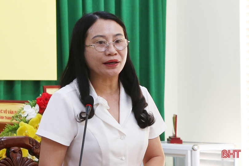Trưởng ban Pháp chế HĐND tỉnh Nguyễn Thị Nhuần trao đổi một số nội dung liên quan đến công tác giải quyết các vụ việc sau khi công dân đã kiến nghị. bqbht_br_4.jpg