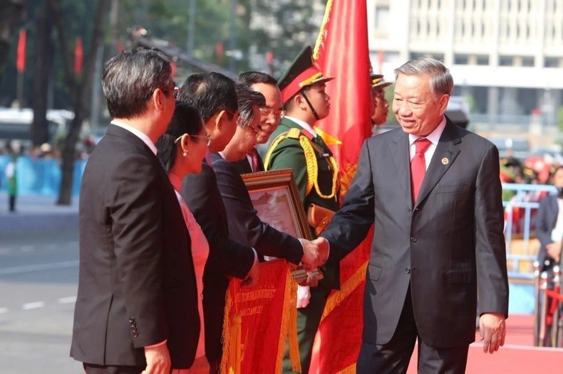 Tổng Bí thư Tô Lâm, thay mặt lãnh đạo Đảng, Nhà nước trao tặng danh hiệu “Anh hùng Lao động” cho Đảng bộ, Chính quyền và Nhân dân Thành phố Hồ Chí Minh. Ảnh: TTXVN Tổng Bí thư Tô Lâm, thay mặt lãnh đạo Đảng, Nhà nước trao tặng danh hiệu “Anh hùng Lao động” cho Đảng bộ, Chính quyền và Nhân dân Thành phố Hồ Chí Minh. Ảnh: TTXVN
