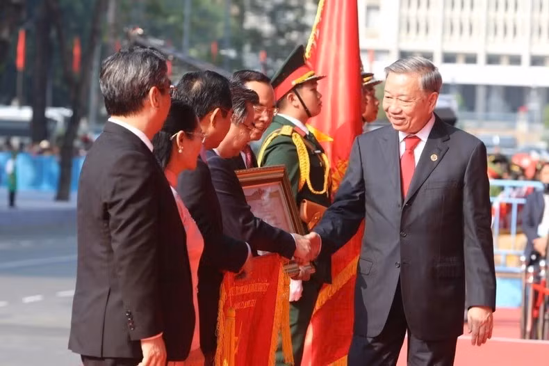 Tổng Bí thư Tô Lâm, thay mặt lãnh đạo Đảng, Nhà nước trao tặng danh hiệu “Anh hùng Lao động” cho Đảng bộ, Chính quyền và Nhân dân Thành phố Hồ Chí Minh. Ảnh: TTXVN