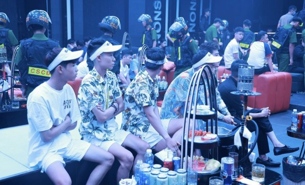 Phát hiện nhiều đối tượng tổ chức sử dụng trái phép chất ma túy, và dương tính với chất ma túy.