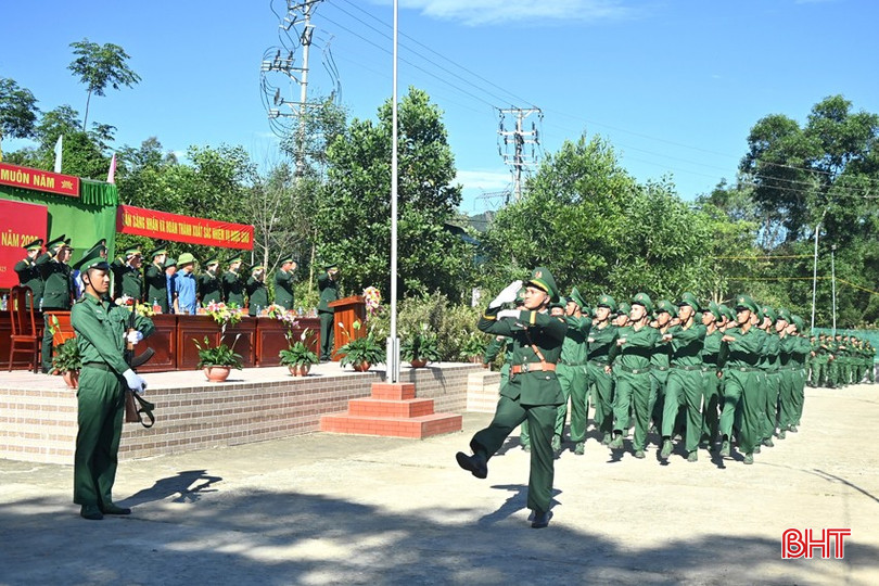 Chiến sĩ mới tham gia duyệt đội ngũ trong lễ tuyên thệ. bqbht_br_anh-7.jpg