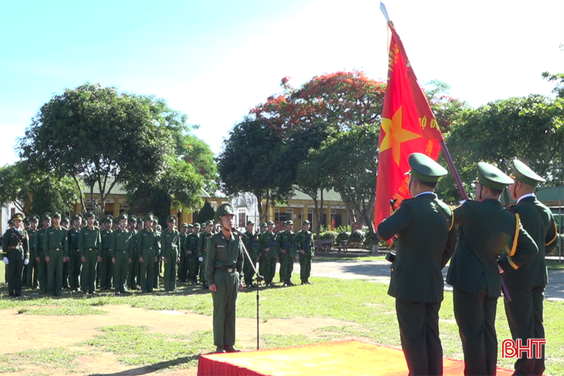 Bình nhì Hoàng Bình Quân tuyên thệ trước Quân kỳ. bqbht_br_anh-5.png