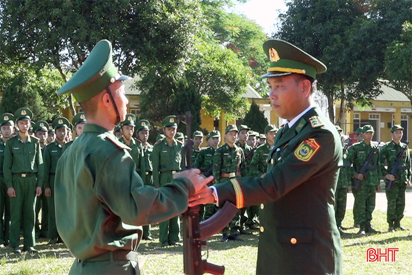Trung tá Chu Thanh Tú - Tiểu đoàn trưởng Tiểu đoàn Huấn luyện cơ động giao vũ khí cho chiến sĩ. bqbht_br_anh-6.png