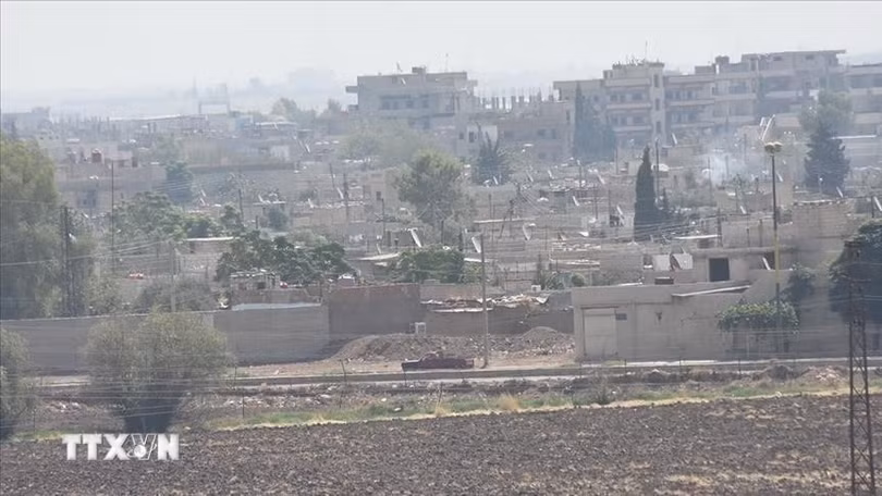 Khói bốc lên trong cuộc giao tranh tại Syria. (Ảnh: AA/TTXVN)