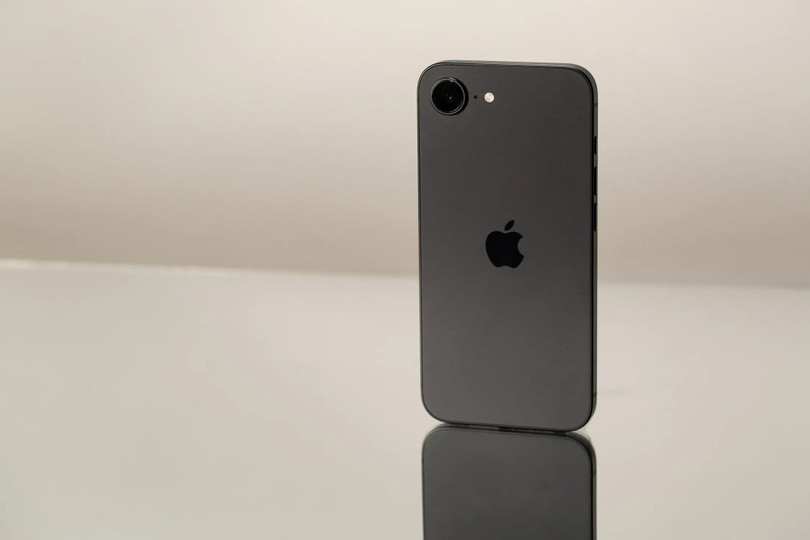 iPhone 16e. Ảnh: Bloomberg. iPhone 16e. Ảnh: Bloomberg.