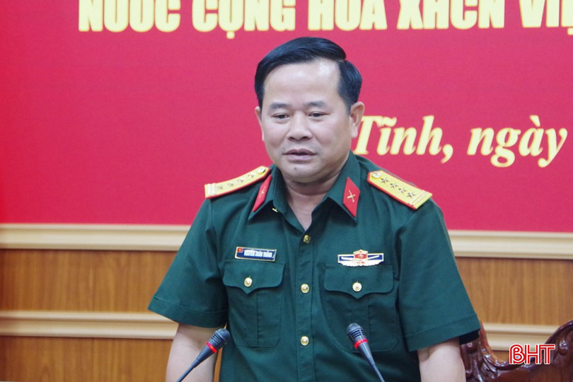 Đại tá Nguyễn Xuân Thắng - Chỉ huy trưởng Bộ CHQS tỉnh giao nhiệm vụ cho lực lượng lên đường thực hiện nhiệm vụ. bqbht_br_4-4377.jpg