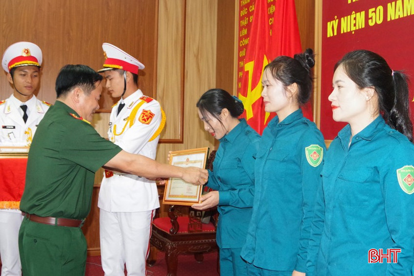 Đại tá Nguyễn Xuân Thắng - Chỉ huy trưởng Bộ CHQS tỉnh trao bằng khen của Bộ trưởng Bộ Quốc phòng cho 5 cán bộ, chiến sĩ nữ dân quân có thành tích xuất sắc trong tham gia các hoạt động kỷ niệm 50 năm Ngày Giải phóng miền Nam, thống nhất đất nước (30/4/1975 – 30/4/2025) bqbht_br_6.jpg