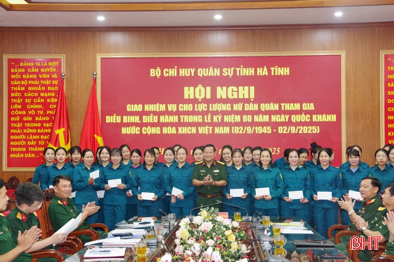 Tặng quà cho các cán bộ, chiến sĩ nữ dân quân tham gia các hoạt động tại Lễ kỷ niệm 80 năm Ngày Quốc khánh nước Cộng hòa XHCN Việt Nam (2/9/1945 – 2/9/2025). bqbht_br_8.jpg