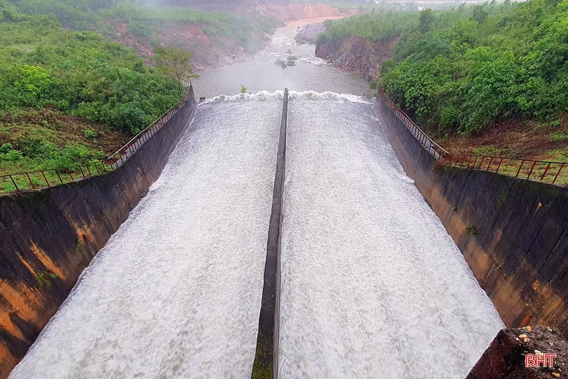 Hồ Kẻ Gỗ xả tràn 50 m 3/giây từ 7h-11h, mở lại từ 6h sáng mai (28/8).