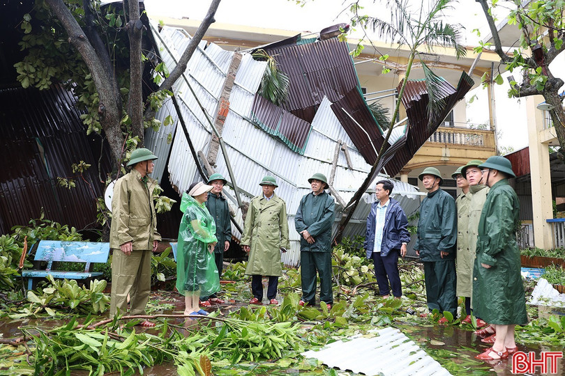 Chủ tịch UBND tỉnh Võ Trọng Hải kiểm tra, chỉ đạo khắc phục hậu quả sau bão tại Trường Tiểu học Đỉnh Bàn, xã Thạch Khê (ngày 26/8/2025). image-7306.jpg