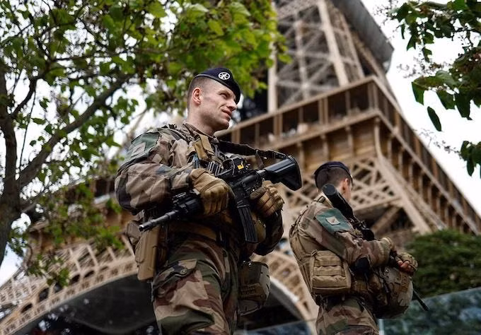 Nhân viên an ninh bảo vệ lễ khai mạc.