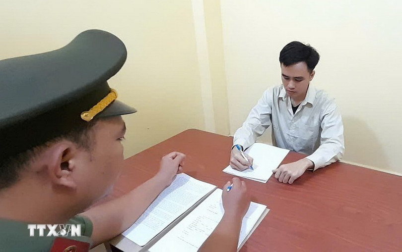 Đối tượng Trần Khắc Đức (giữa) tại cơ quan công an. (Ảnh: TTXVN phát) Đối tượng Trần Khắc Đức (giữa) tại cơ quan công an. (Ảnh: TTXVN phát)