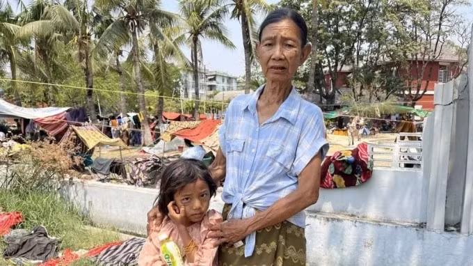 Daw Khin Saw Myint, 72 tuổi và cháu gái. Ảnh: BBC