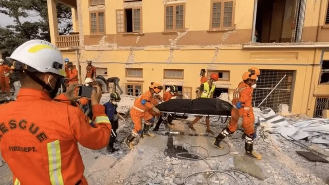 Công tác cứu nạn diễn ra dưới cái nóng gần 40 độ C ngày 2/4. Ảnh: BBC