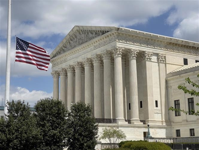 Quang cảnh bên ngoài Toà án Tối cao Mỹ ở Washington DC. Ảnh: AFP/TTXVN Quang cảnh bên ngoài Toà án Tối cao Mỹ ở Washington DC. Ảnh: AFP/TTXVN