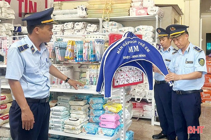 Đội Quản lý thị trường số 5 đã xử phạt hộ kinh doanh tại Đức Thọ 7,5 triệu đồng với hành vi đặt tên siêu thị nhưng không đảm bảo quy định. bqbht_br_9.jpg