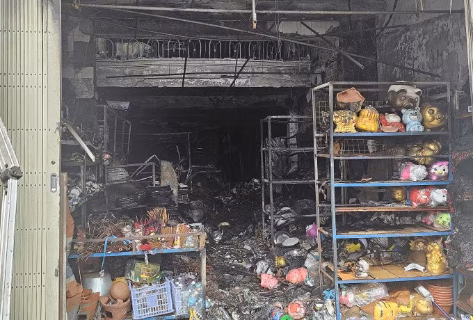 Nhiều đồ dùng trong nhà bị lửa thiêu rụi. Ảnh: Bùi Toàn