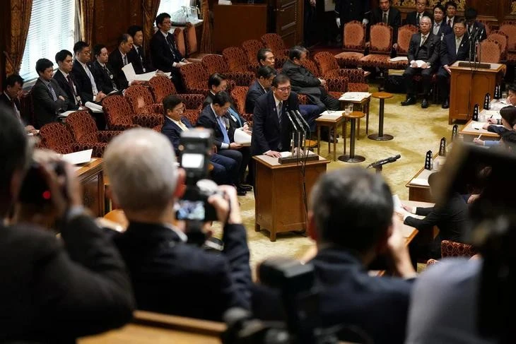 Ông Ishiba trả lời chất vấn tại phiên họp của Ủy ban Ngân sách Thượng viện liên quan đến việc ông phát phiếu quà tặng cho 15 nghị sĩ Đảng LDP - Ảnh: AFP