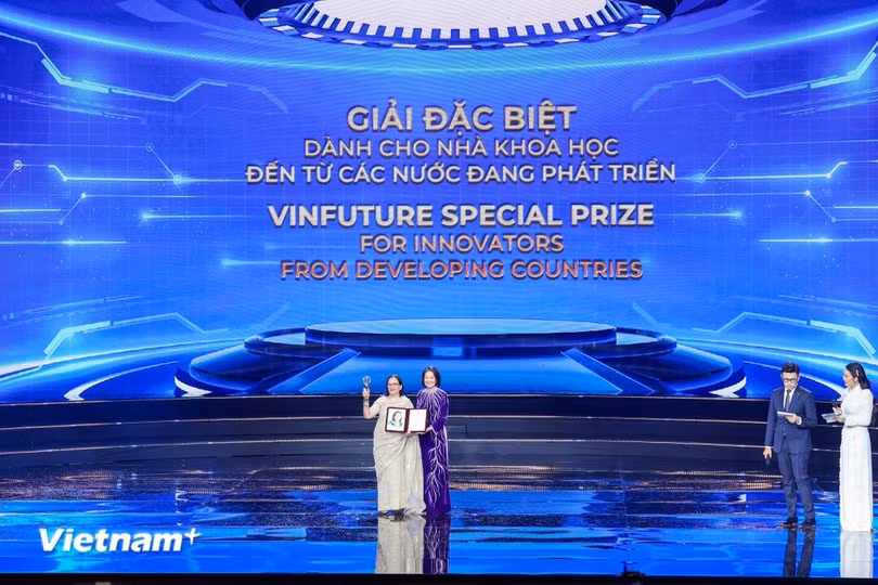 Giải Đặc biệt VinFuture 2024 dành cho Nhà khoa học đến từ các nước đang phát triển đã vinh danh Tiến sĩ Firdausi Qadri (Bangladesh). (Ảnh: Minh Sơn/Vietnam+)