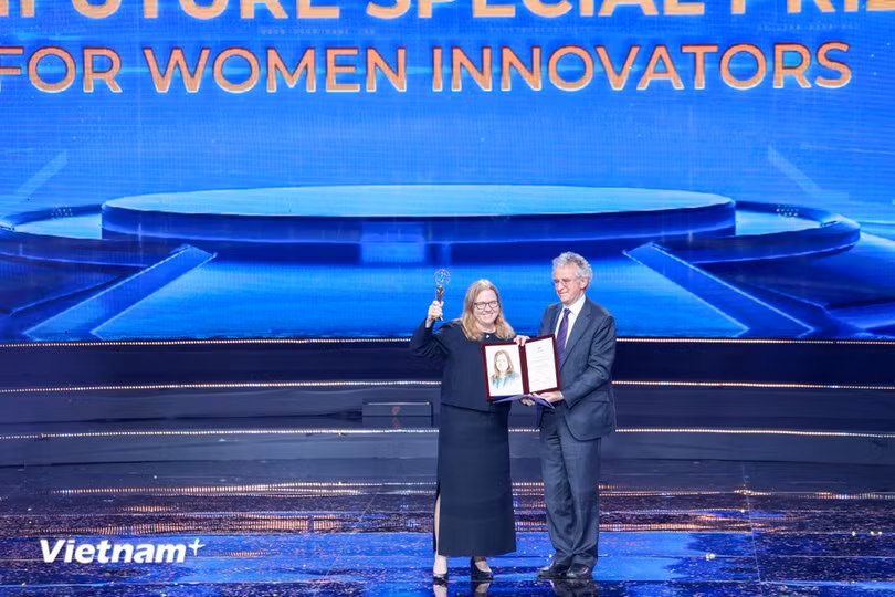 Giải Đặc biệt VinFuture 2024 dành cho Nhà khoa học Nữ được trao cho Giáo sư Kristi S. Anseth (Mỹ). (Ảnh: Minh Sơn/Vietnam+)
