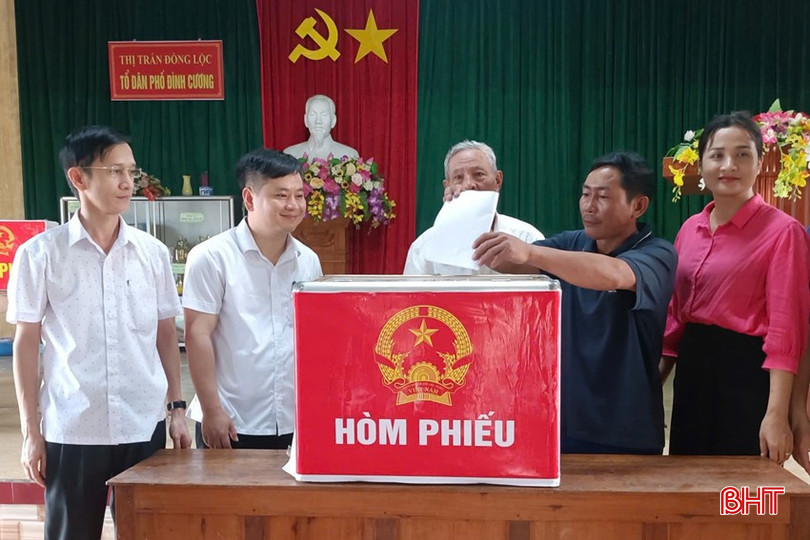 Người dân TDP Đình Cương (thị trấn Đồng Lộc, Can Lộc) bỏ phiếu đóng góp ý kiến cử tri đại diện hộ gia đình về sắp xếp đơn vị hành chính (sáp nhập thị trấn Đồng Lộc và các xã Thượng Lộc, Mỹ Lộc). bqbht_br_492405833-659427000139553-7744556757209250330-n.jpg