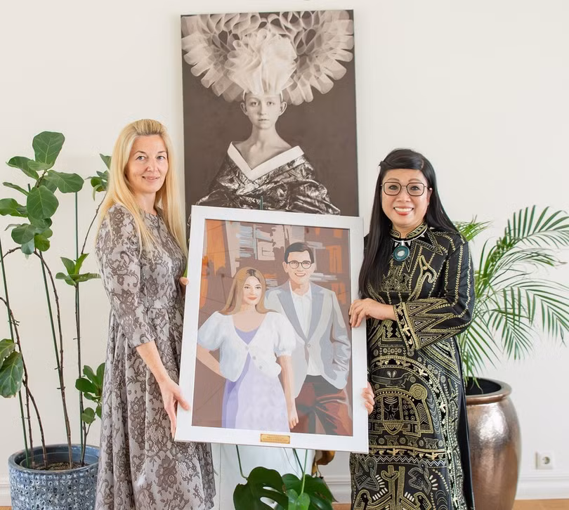 Phu nhân Lê Thị Bích Trân dành tặng món quà vô cùng ý nghĩa cho Phu nhân Evelin Oras. Đó là bức tranh ghép hình Thủ tướng Estonia Kristen Michal và Phu nhân Evelin Oras từ gần 2.000 mảnh vải. Ảnh: TTXVN