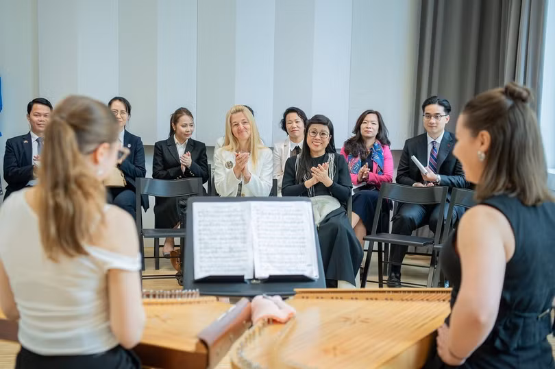 Hai Phu nhân đến thăm Đại học Âm nhạc và Ballet Tallinn. Ảnh: TTXVN