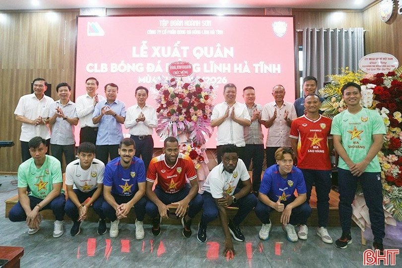 Lãnh đạo tỉnh tặng hoa chúc mừng đội bóng. image-1-9516.jpg