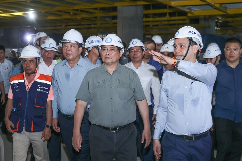 Thủ tướng nghe báo cáo kết quả thi công cũng như tiến độ thực hiện - Ảnh: VGP/Nhật Bắc Thủ tướng nghe báo cáo kết quả thi công cũng như tiến độ thực hiện - Ảnh: VGP/Nhật Bắc
