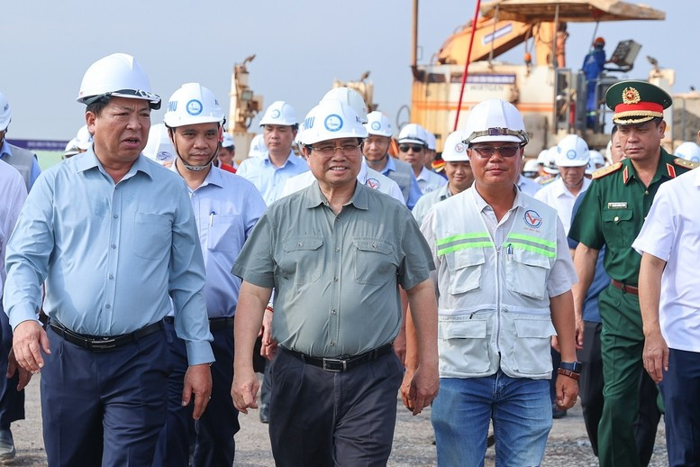 Thủ tướng Phạm Minh Chính kiểm tra hiện trường, động viên cán bộ, công nhân, người lao động trên công trường dự án cảng hàng không quốc tế Long Thành (tỉnh Đồng Nai) - Ảnh: VGP/Nhật Bắc Thủ tướng Phạm Minh Chính kiểm tra hiện trường, động viên cán bộ, công nhân, người lao động trên công trường dự án cảng hàng không quốc tế Long Thành (tỉnh Đồng Nai) - Ảnh: VGP/Nhật Bắc