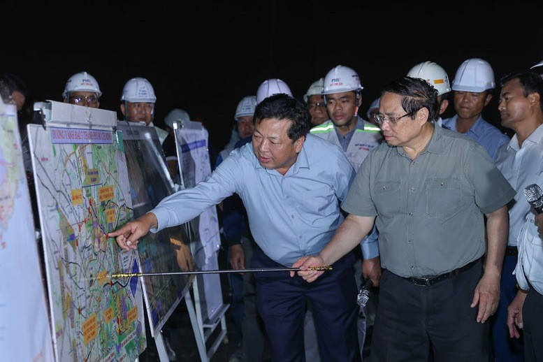Thủ tướng Phạm Minh Chính kiểm tra dự án vành đai 3 TPHCM đoạn Tân Vạn - Nhơn Trạch, trong đó có dự án cầu Nhơn Trạch, tối 2/8 - Ảnh: VGP/Nhật Bắc Thủ tướng Phạm Minh Chính kiểm tra dự án vành đai 3 TPHCM đoạn Tân Vạn - Nhơn Trạch, trong đó có dự án cầu Nhơn Trạch, tối 2/8 - Ảnh: VGP/Nhật Bắc