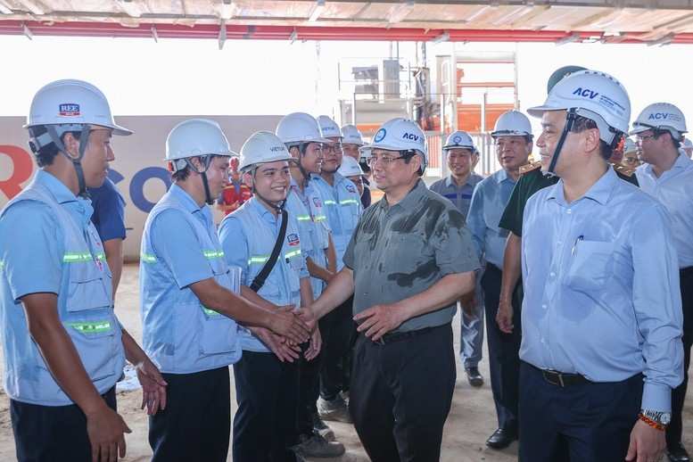 Thủ tướng động viên cán bộ, công nhân, người lao động trên công trường - Ảnh: VGP/Nhật Bắc Thủ tướng động viên cán bộ, công nhân, người lao động trên công trường - Ảnh: VGP/Nhật Bắc