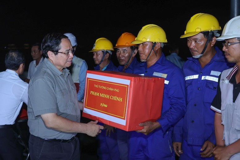 Thủ tướng tặng quà, động viên đội ngũ cán bộ, kỹ sư, công nhân, người lao động trên công trường dự án vành đai 3 TPHCM đoạn Tân Vạn - Nhơn Trạch - Ảnh: VGP/Nhật Bắc Thủ tướng tặng quà, động viên đội ngũ cán bộ, kỹ sư, công nhân, người lao động trên công trường dự án vành đai 3 TPHCM đoạn Tân Vạn - Nhơn Trạch - Ảnh: VGP/Nhật Bắc