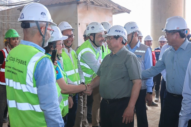 Thủ tướng Phạm Minh Chính biểu dương các cơ quan có liên quan, đặc biệt là Bộ Xây dựng, ACV, ghi nhận nhiều công việc đã được triển khai, cơ bản hoàn thành sau hơn 3 tháng kể từ cuộc kiểm tra lần trước - Ảnh: VGP/Nhật Bắc Thủ tướng Phạm Minh Chính biểu dương các cơ quan có liên quan, đặc biệt là Bộ Xây dựng, ACV, ghi nhận nhiều công việc đã được triển khai, cơ bản hoàn thành sau hơn 3 tháng kể từ cuộc kiểm tra lần trước - Ảnh: VGP/Nhật Bắc