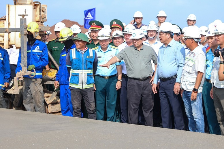 Thủ tướng kiểm tra khu vực thi công đường cất hạ cánh thứ 2 tại sân bay; kiểm tra khu vực thi công nhà ga sân bay - Ảnh: VGP/Nhật Bắc Thủ tướng kiểm tra khu vực thi công đường cất hạ cánh thứ 2 tại sân bay; kiểm tra khu vực thi công nhà ga sân bay - Ảnh: VGP/Nhật Bắc