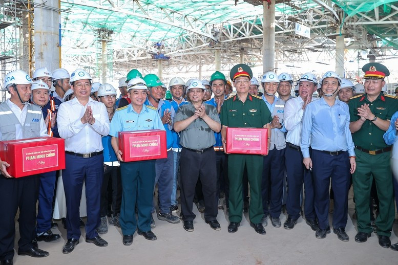 Thủ tướng tặng quà cán bộ, công nhân, người lao động trên công trường - Ảnh: VGP/Nhật Bắc Thủ tướng tặng quà cán bộ, công nhân, người lao động trên công trường - Ảnh: VGP/Nhật Bắc
