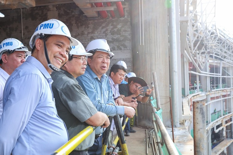 Thủ tướng nghe báo cáo kết quả thi công cũng như tiến độ thực hiện - Ảnh: VGP/Nhật Bắc Thủ tướng nghe báo cáo kết quả thi công cũng như tiến độ thực hiện - Ảnh: VGP/Nhật Bắc