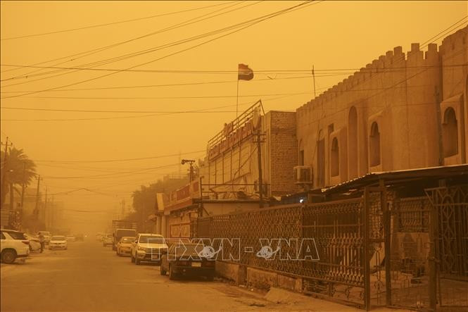 Bão cát bao phủ đường phố tại Baghdad, Iraq. Ảnh tư liệu: AFP/ TTXVN Bão cát bao phủ đường phố tại Baghdad, Iraq. Ảnh tư liệu: AFP/ TTXVN