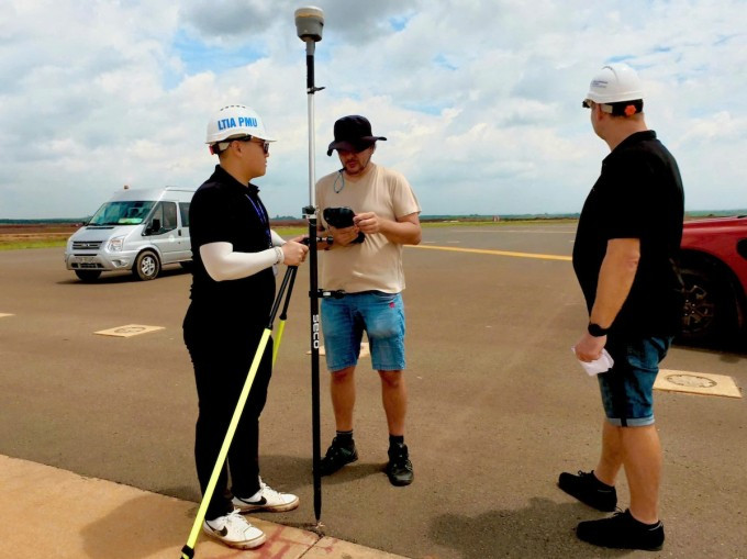 Các chuyên gia nước ngoài kiểm tra kỹ thuật trong quá trình bay hiệu chuẩn sáng 26/9. Ảnh: Thái Hà Các chuyên gia nước ngoài kiểm tra kỹ thuật trong quá trình bay hiệu chuẩn sáng 26/9. Ảnh: Thái Hà