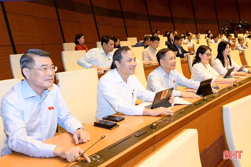 Các đại biểu Quốc hội đoàn Hà Tĩnh bấm bút biểu quyết thông qua các dự án luật trình Kỳ họp thứ 8 vừa qua.