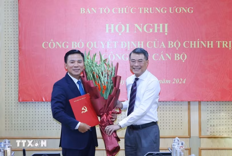 Đồng chí Lê Minh Hưng, Ủy viên Bộ Chính trị, Bí thư Trung ương Đảng, Trưởng Ban Tổ chức Trung ương trao Quyết định của Bộ Chính trị điều động, phân công đồng chí Đỗ Trọng Hưng giữ chức Phó Trưởng Ban Tổ chức Trung ương. (Ảnh: Phương Hoa/ TTXVN)