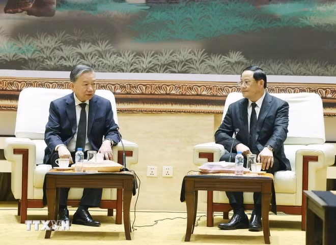 Tổng Bí thư Tô Lâm gặp Thủ tướng Lào Sonexay Siphandone. (Ảnh: Thống Nhất/TTXVN)